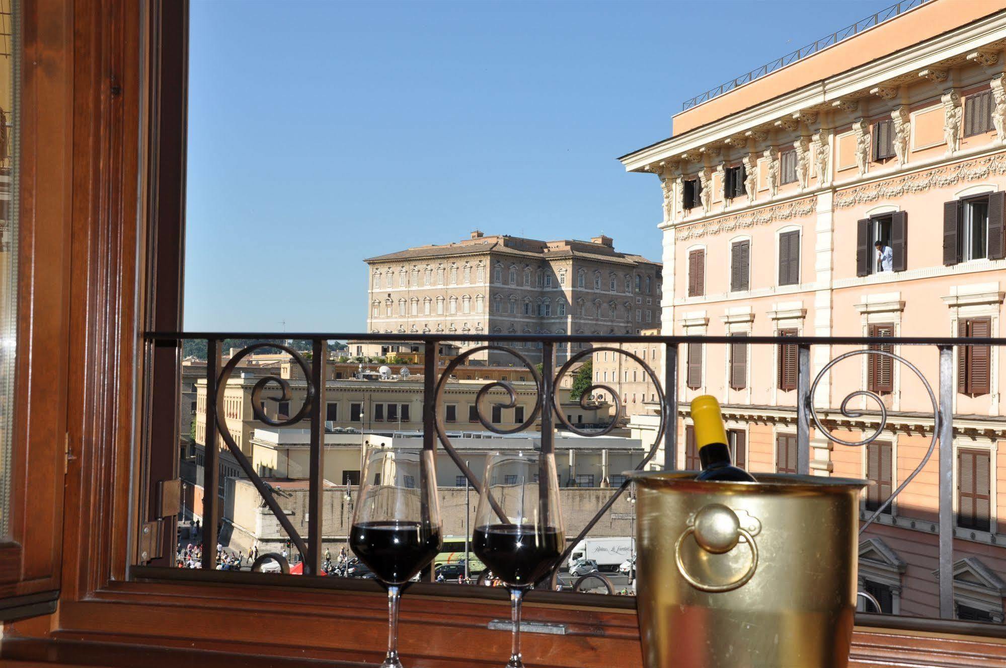 Le Suite Di Via Ottaviano - Suite In Rome B&B Экстерьер фото